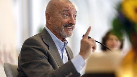 Arturo Pérez Reverte vuelve con una 'Misión en París' de su personaje más conocido: "Escribiendo Alatriste me reconcilio con España"
