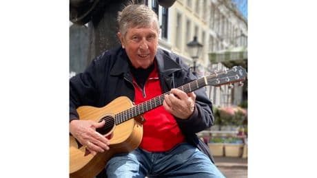 Rotterdamse hitschrijver Aad Klaris (1939-2025) van ’Keetje Tippel’ en Bassie en Adriaan schreef nog dagelijks nieuwe liedjes