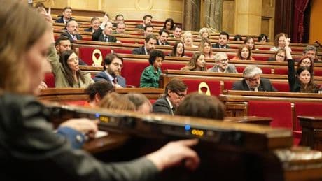 El Parlament aprueba la subida de la tasa turística con ERC y los Comuns a la greña