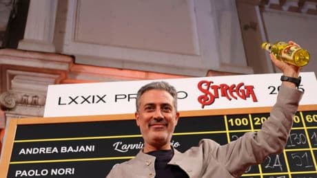 Andrea Bajani vince lo Strega: «anche i maschi devono contestare il patriarcato»