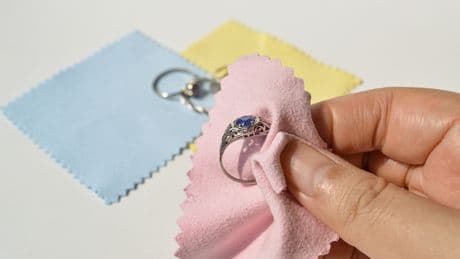 5 Profi-Tipps: So strahlt Ihr Schmuck wieder