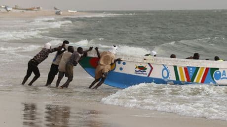 Rescatados 3 españoles y desaparecidos 5 mauritanos tras hundirse un pesquero en Mauritania
