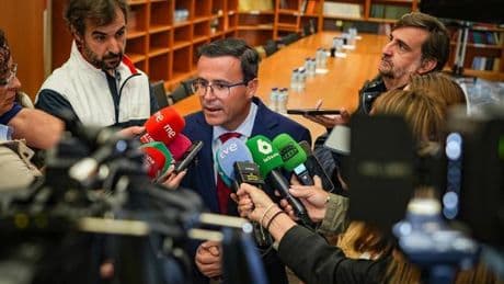 La jueza ve un "fraude de ley" en el aforamiento del líder del PSOE en Extremadura y eleva el caso al TSJ