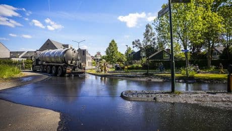 Giertank verliest lading in Son en Breugel, duizenden liters mest op straat
