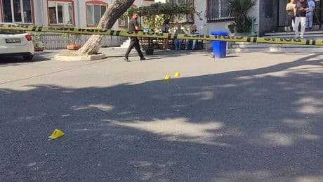 Zeytinburnu'nda hastane bahçesinde silahlı saldırı: 1 kişi yaralandı
