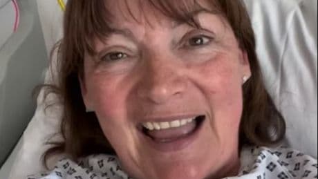 Lorraine Kelly returns to air after surgery to have ovaries and fallopian tubes removed