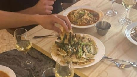 Entre vinos y recetas tradicionales: así es La Capa, la casa de comidas de moda en el madrileño barrio de Carabanchel