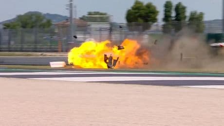 Fahrer konnte sich retten - Lamborghini geht nach Unfall in Flammen auf!