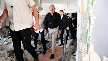 Netanyahu, İran füzelerinin hedefi olan Bat Yam'da
