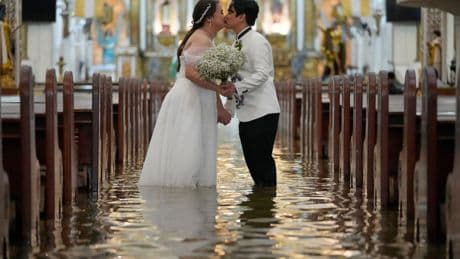 Philippinen: Paar watet in überfluteter Kirche zum Jawort
