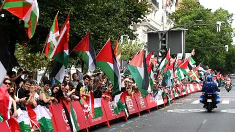Vuelta verstoord door pro-Palestijnse demonstranten, geen winnaar elfde etappe