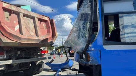 München: Zusammenstoß mit Lastwagen - Tram springt aus Schienen