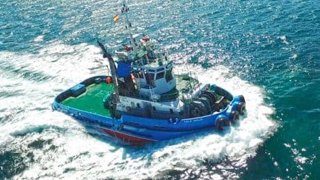 Un remolcador se hunde en el puerto de Barcelona: rescatados ilesos tres de sus tripulantes