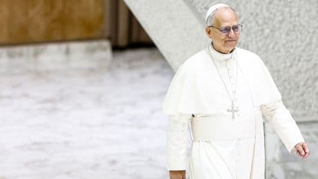 Vatican : le pape reçoit James Martin, jésuite engagé dans la défense des catholiques LGBT+