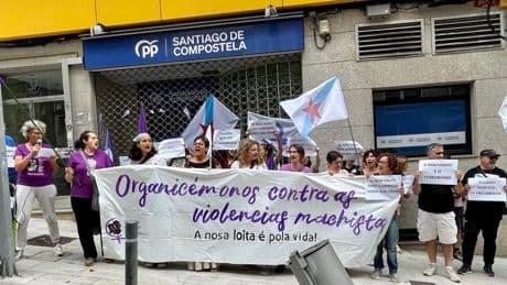 Feministas se concentran ante las sedes del PP en Galicia para reclamar la dimisión de Rueda