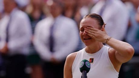 Tearful Amanda Anisimova reacts to 6-0, 6-0 Wimbledon final defeat to Iga Swiatek