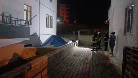3 katlı binanın çatısına çıkan şahıs ortalığı birbirine kattı