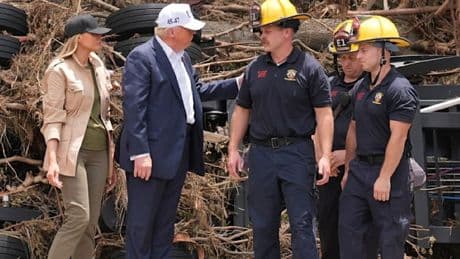 Trump weist bei Besuch im Hochwassergebiet Kritik an den Behörden zurück