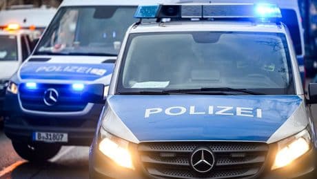 Unfall: Unter Rolltor eingeklemmt - Mann tödlich verletzt