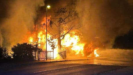 Flammeninferno - Suff-Fahrer (63) entkommt aus Feuer-Truck