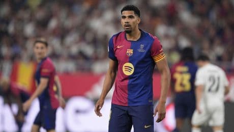 Un central "sobra" en el Barça: Araújo, la llave para ir a por Nico Williams y regresar al 1:1