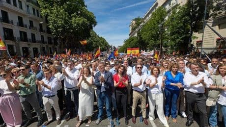 Feijóo llama a manifestarse este domingo por "la democracia" y para pedir la dimisión de Sánchez