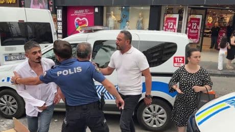"Ne bakıyorsun?" kavgasında ortalık karıştı! 2 kişi birbirine girdi