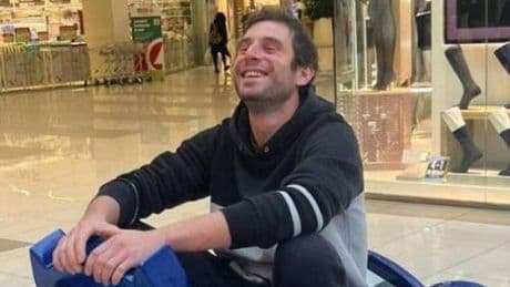 Sblocca il telefono del figlio ucciso e trova il video-selfie del presunto omicida