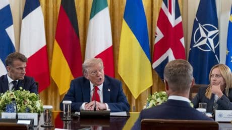 Colloqui e difesa: "Trump si sfila". Mosca attacca l'Ue e i Volenterosi