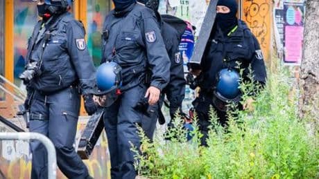 Rigaer Straße in Friedrichshain: Polizei durchsucht teilbesetztes Haus in Berlin