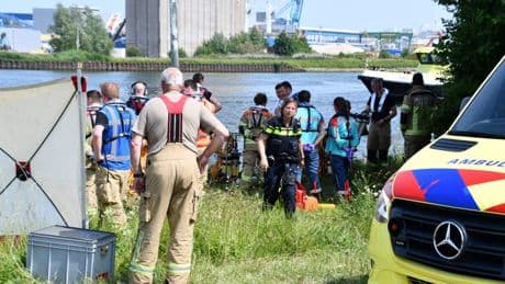 Politie in Zeeuwse Sluiskil vindt lichaam in auto onder water