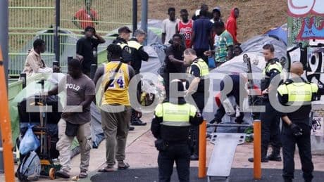 Desmantelan un campamento de manteros en la plaza del Gas