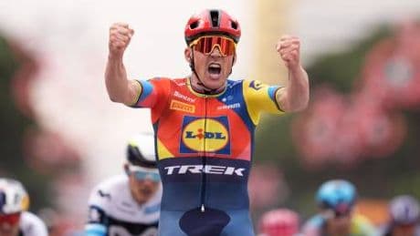 Strade vuote per il Giro a Tirana: vince Pedersen su Van Aert in un’Albania distratta