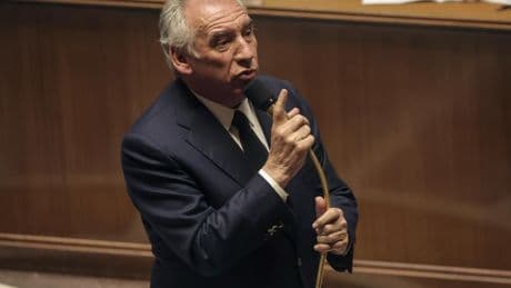 Sabotages électriques : surveillance étendue à « tous les lieux critiques », dit Bayrou