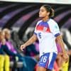 Engelse voetbalster racistisch belaagd tijdens EK voetbal, elftal knielt niet meer voor wedstrijd