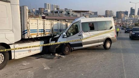 Mersin'de öğrencileri taşıyan minibüs tıra çarptı: 2 ölü, 10 yaralı