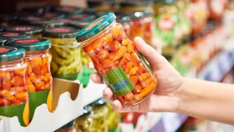 Más de la mitad de los españoles podría estar tirando comida en buen estado