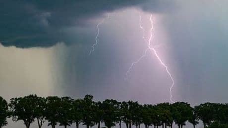 Unwetter über Deutschland: Wie verhalte ich mich richtig bei einem Gewitter?