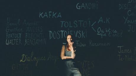 Festival d’Avignon : « Comment traverser les sombres temps », la zone poétique d’Audrey Vernon