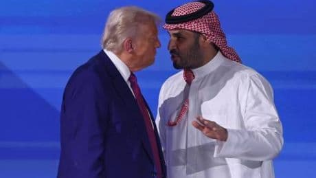 Accordi da 600 miliardi e taglio delle sanzioni alla Siria: show di Trump a Riad