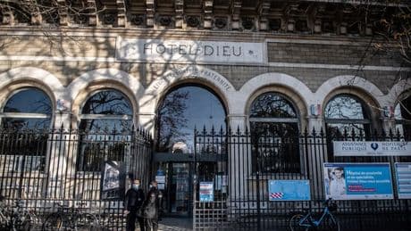 "Une attaque frontale": les syndicats des Hôpitaux de Paris menacent d'une grève contre le plan d'économies de François Bayrou