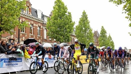 EN DIRECT - Tour de France : aucun coureur n’ose s’échapper, le peloton reste groupé