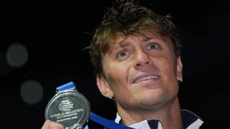 La piscina delle meraviglie: i due campioni e la bambina