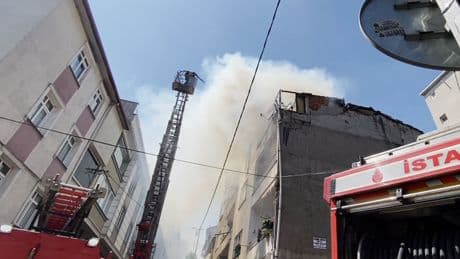 İstanbul'da korkutan çatı yangını