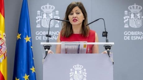 Rego prevé comenzar a trasladar menores migrantes a la península en agosto pese al rechazo del PP