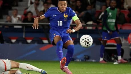 Mbappé y el VAR salvan a Francia ante Islandia en París
