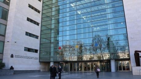 Acusan a una mujer de intentar quemar viva a su bebé mientras dormía en su cuna: la Fiscalía pide 25 años de cárcel