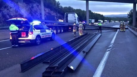 Denunciado el camionero que perdió la carga y provocó retenciones durante más de seis horas en la AP-7