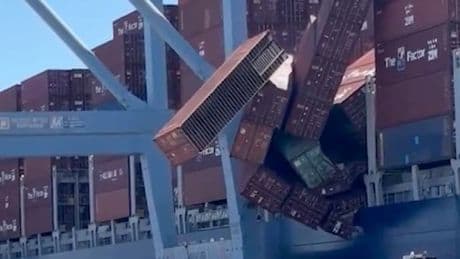 Im Hafen von Long Beach - Containerschiff verliert Ladung