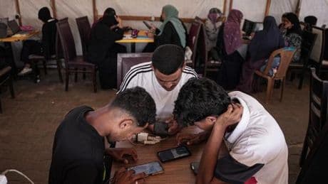 A Gaza, passer le bac malgré les bombes et la faim